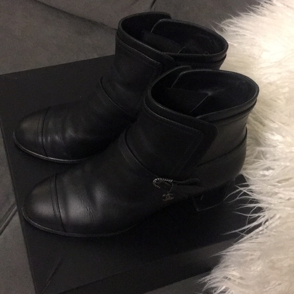 CHANEL CHANEL CHANEL!! Black boots! 😍❤️ - Picture 4 of 7